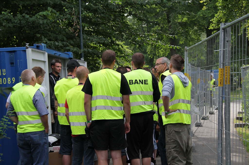 De frivillige officials gør klar til at modtage de mange forventningsfulde gæster som skal ud og køre.
(Foto: Motorsporten.dk)